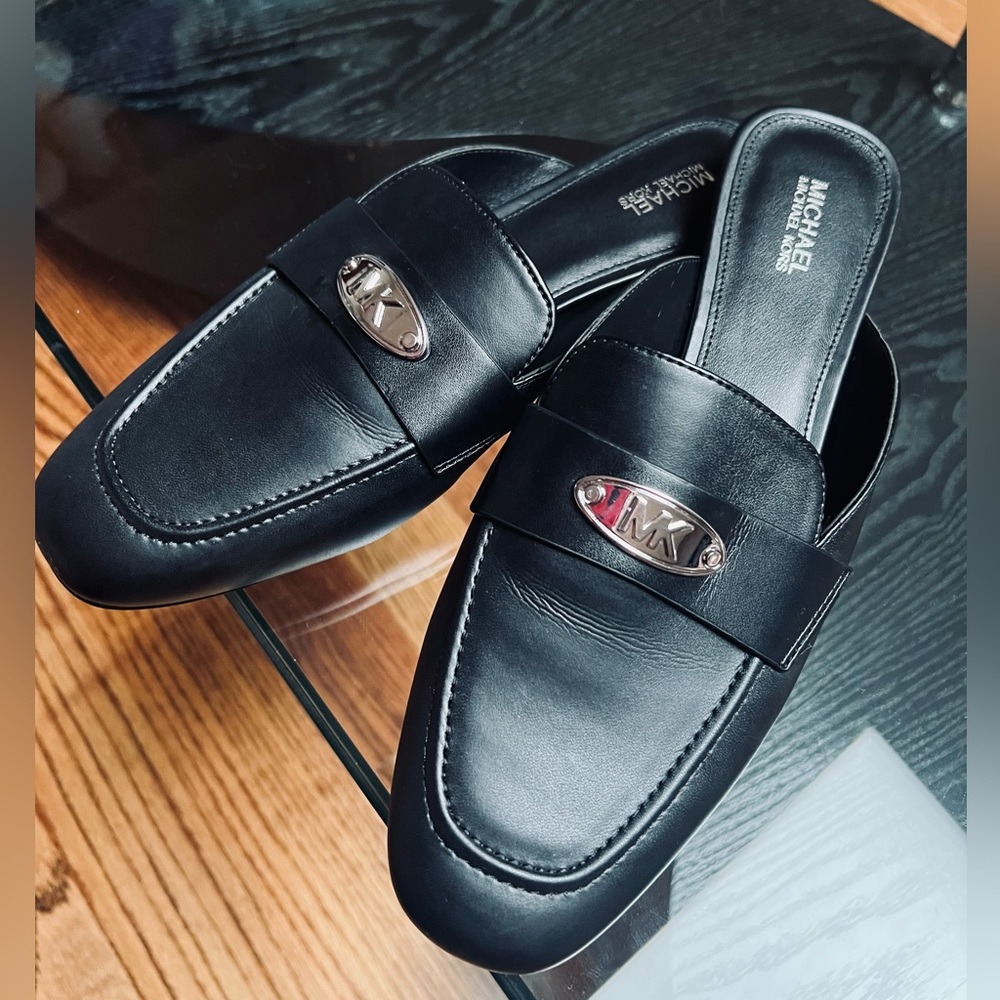MK beautiful black flats/ loafers. Brand new!! Size 8